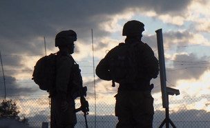חיילים מוצללים בגדר אילוסטרציה (צילום: החדשות12)