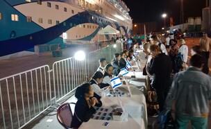 חילוץ ישראלים על אנייה (צילום: ל. דניאל)