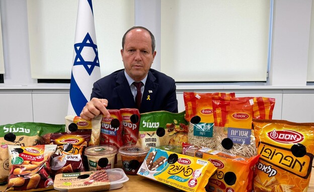 ניר ברקת מציג מדבקות שחורות (צילום: משרד הכלכלה) ניר ברקת מציג מדבקות שחורות (צילום: משרד הכלכלה)