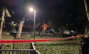 זירת הנפילה בגן שעשועים (צילום: מתן גורודנצ'יק)