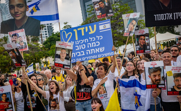 המונים צופים בשחרורו של עידן אלכסנדר בכיכר החטופים (צילום: חיים גולדברג, פלאש 90) המונים צופים בשחרורו של עידן אלכסנדר בכיכר החטופים (צילום: חיים גולדברג, פלאש 90)